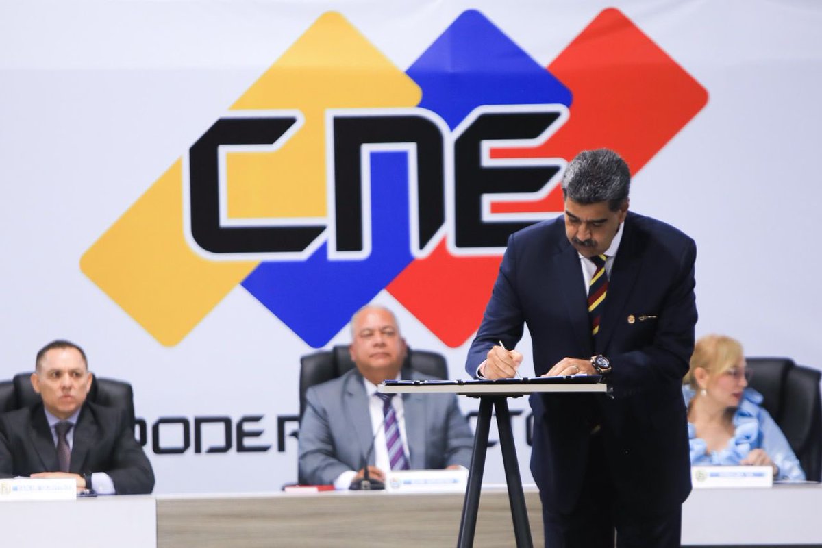 AdolfoP_Oficial's tweet photo. #20Jun Presidente @nicolasmaduro acude a la Firma de Acuerdo Político ante el CNE para el reconocimiento de los resultados de las Elecciones Presidenciales del 28 de Julio de 2024. https://t.co/1BAyxeMVoa