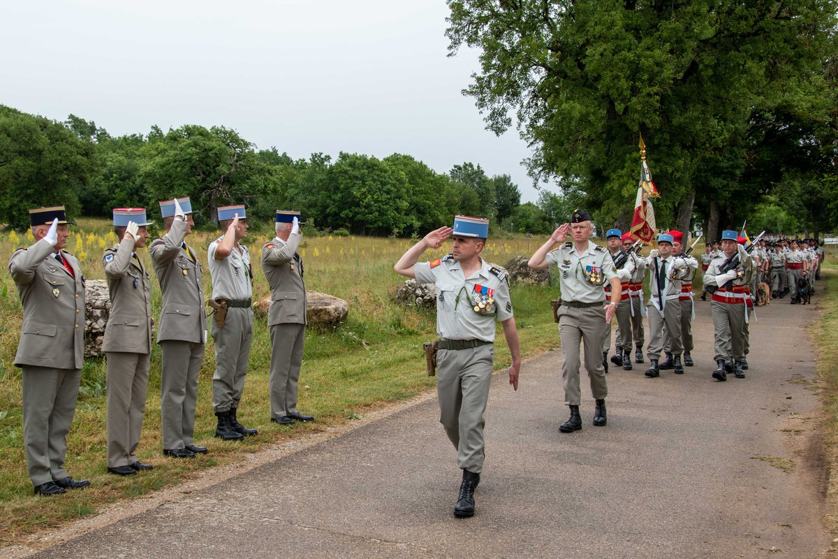 1RCA_canjuers's tweet image. Le colonel Mickaël TESSON a rendu le commandement du #1RCA après 2 ans à la tête des chasseurs d&apos;Afrique du camp de #Canjuers. 
Le colonel HAUTREUX commandant les centres d&apos;entraînements spécialisés a procédé à l&apos;investiture du colonel Joseph HÉON qui devient le 65e @CDC_1eRCA