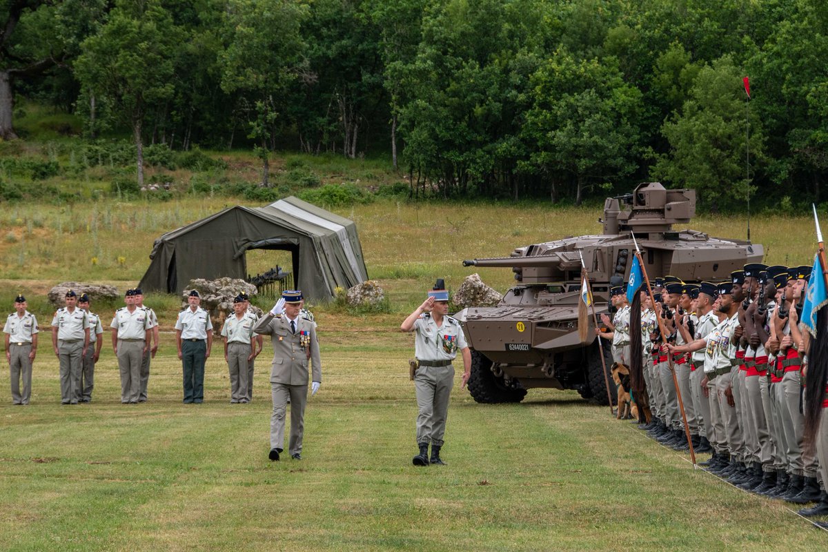 1RCA_canjuers's tweet image. Le colonel Mickaël TESSON a rendu le commandement du #1RCA après 2 ans à la tête des chasseurs d&apos;Afrique du camp de #Canjuers. 
Le colonel HAUTREUX commandant les centres d&apos;entraînements spécialisés a procédé à l&apos;investiture du colonel Joseph HÉON qui devient le 65e @CDC_1eRCA