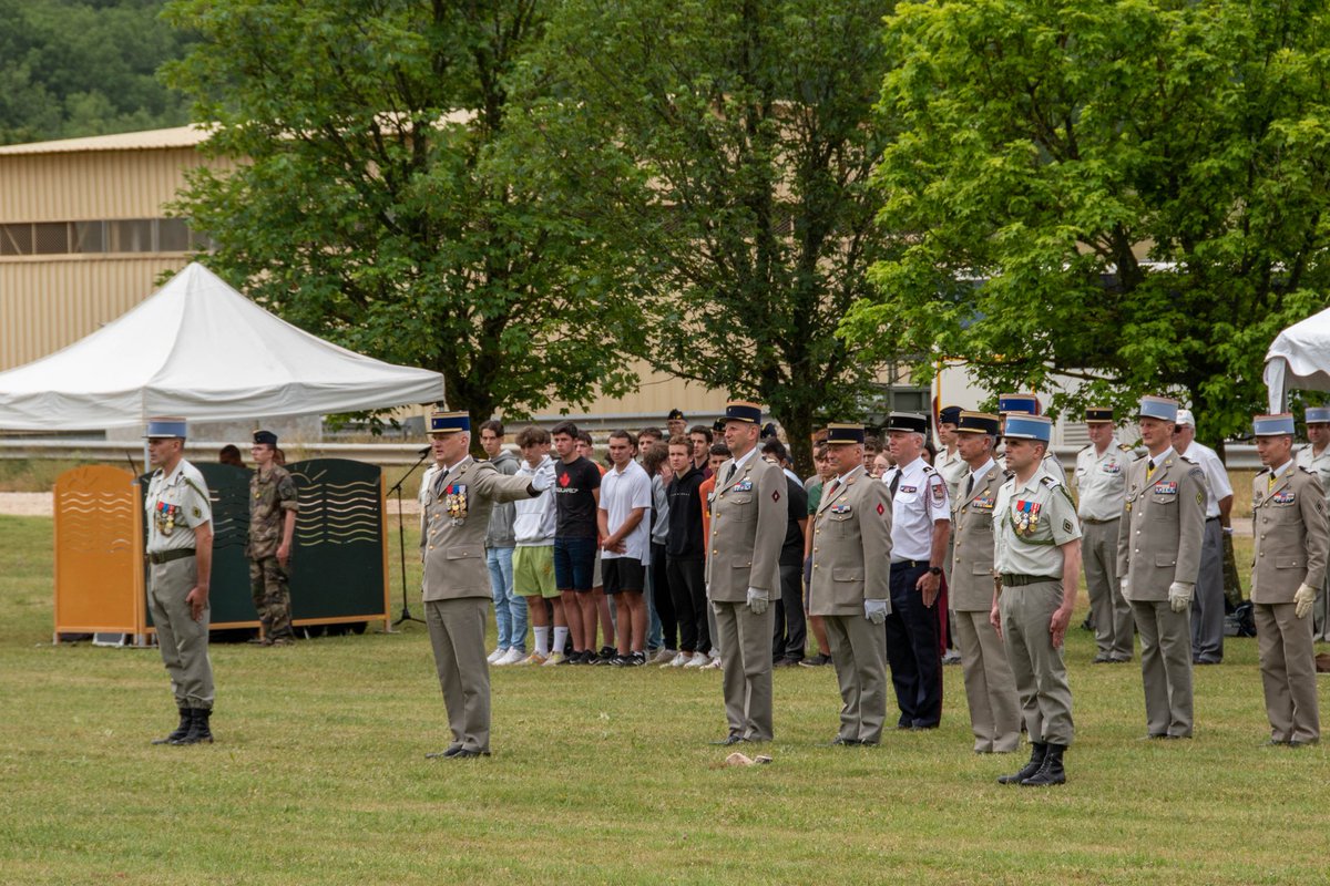 1RCA_canjuers's tweet image. Le colonel Mickaël TESSON a rendu le commandement du #1RCA après 2 ans à la tête des chasseurs d&apos;Afrique du camp de #Canjuers. 
Le colonel HAUTREUX commandant les centres d&apos;entraînements spécialisés a procédé à l&apos;investiture du colonel Joseph HÉON qui devient le 65e @CDC_1eRCA