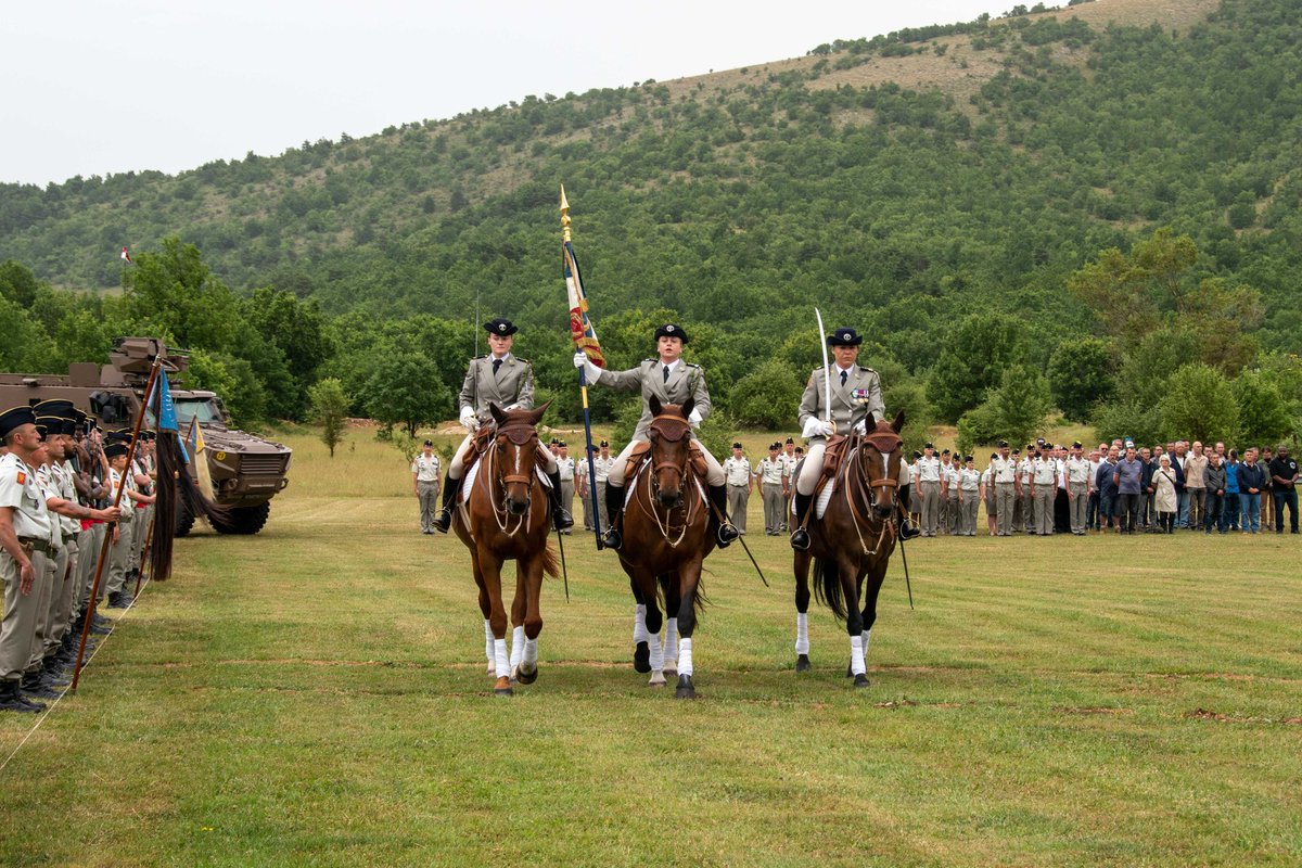 1RCA_canjuers's tweet image. Le colonel Mickaël TESSON a rendu le commandement du #1RCA après 2 ans à la tête des chasseurs d&apos;Afrique du camp de #Canjuers. 
Le colonel HAUTREUX commandant les centres d&apos;entraînements spécialisés a procédé à l&apos;investiture du colonel Joseph HÉON qui devient le 65e @CDC_1eRCA