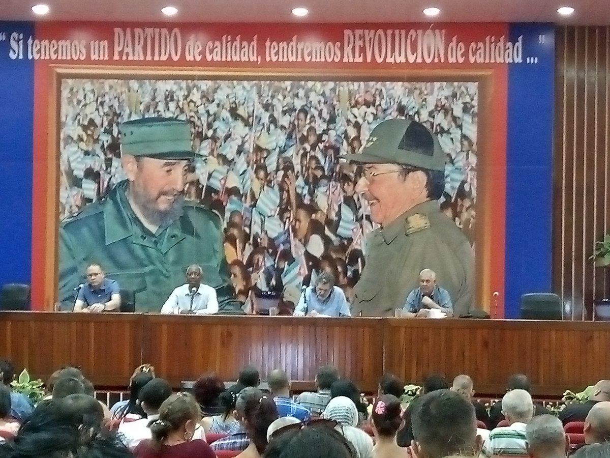 En estos momentos desde #HolguínSí dialogamos con <a href="/AbelPrieto11/">Abel Prieto</a> y <a href="/LuisMorlote/">Luis Morlote Rivas</a> sobre el Programa para enfrentar la colonización cultural "Sembrar ideas,sembrar conciencia" . Importante espacio de participación colectiva para seguir haciendo por 🇨🇺