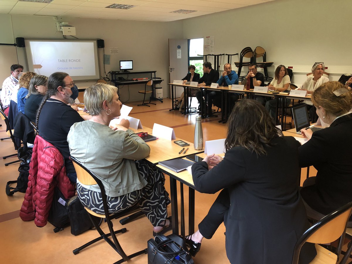 Participation à un temps de synthèse à l’issue d’une 1/2 journée de travail des équipes de mathématiques et de français du collège Prévert de Bar le Duc. Un travail essentiel au déploiement du « choc des savoirs »
<a href="/acnancymetz/">Académie de Nancy-Metz</a> <a href="/Prefet55/">Préfet de la Meuse</a> <a href="/EducPrioritaire/">EducationPrioritaire</a> <a href="/DSDEN55/">DSDEN55</a>
