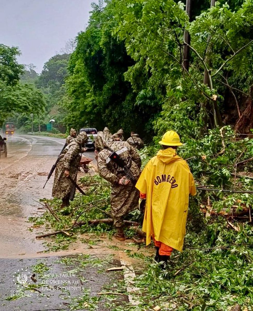 #EstadoDeEmergenciaNacional | Personal de la <a href="/FUERZARMADASV/">FUERZA ARMADA</a> y del Cuerpo de <a href="/BomberosSV/">Bomberos El Salvador 🧑‍🚒🚒🇸🇻</a> trabajan de forma coordinada para remover los restos de un derrumbe registrado en la autopista a Comalapa, a la altura del distrito de Olocuilta, municipio de La Paz Oeste. #SecretaríaDePrensa