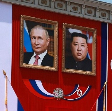 Efter at USSR faldt omkuld i en giftig cocktail af billig vodka og rådden kommunisme, havde Rusland alle muligheder for at skabe et moderne, frit og levende samfund.

Men i stedet valgte de dette her. Suk.
