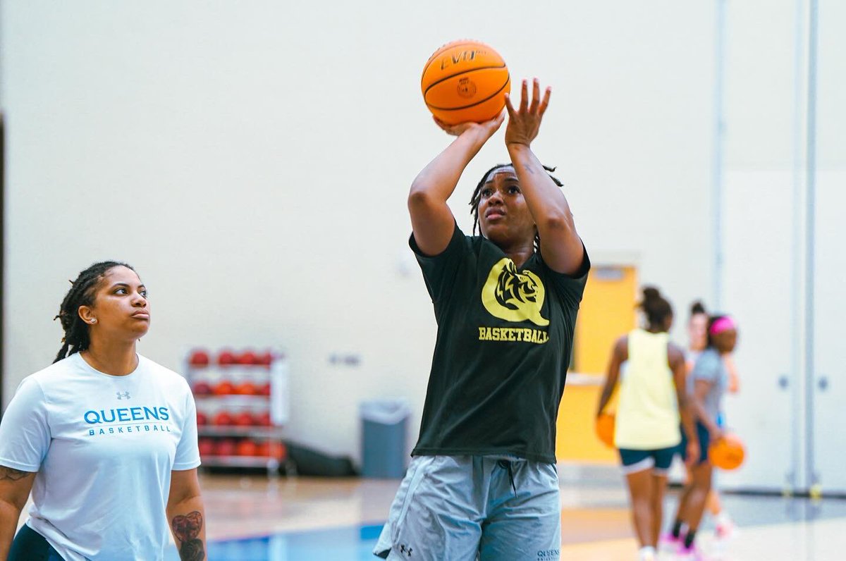 QueensWBB's tweet photo. Royals back in the lab 🏀 

#RoyalsRise | #CTG | #QUeenCity https://t.co/osud68k4ML