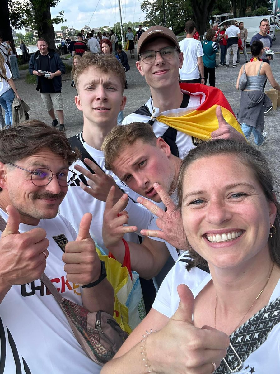 Kieran left his phone in a portaloo. These Germany fans found it, took a selfie, then handed it into the police. He has his phone back. 

What a country. 

Can we find these fans? 

🏴󠁧󠁢󠁳󠁣󠁴󠁿 ❤️ 🇩🇪