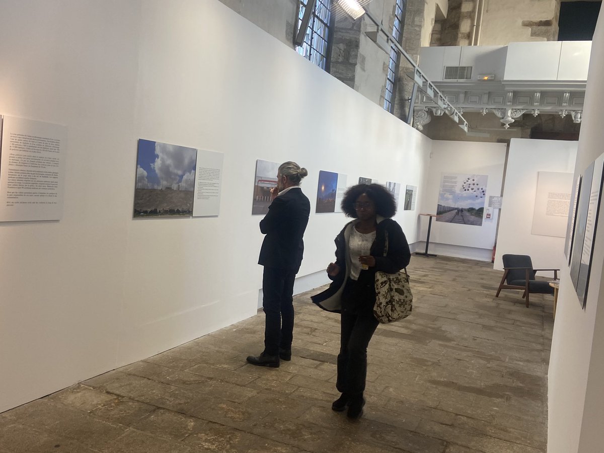 Emmanuel_Laot's tweet photo. Guingamp (22). 📸 Exposition photographique de Samuel Bollendorff « La nuit tombe sur l'Europe », un regard différent et poignant sur ces parcours de femmes, d'hommes et d'enfants contraints de prendre la route de l'exil pour fuir les violences des conflits ou de la persécution. 
➕ un film 🎦 avec la voix citoyenne de Catherine Deneuve .
➕ 👁️‍🗨️  « La nuit tombe sur l’IA », le regard des élèves de l’option arts plastiques de Julien Le Bour du @LyceePavie.  
▶️Exposition portée par @Ville_Guingamp et @garreaulaurent, soutenue par @amnestyfrance. 
📲 https://t.co/jNVGWRpbkX
▶️Table ronde au Théâtre du Champ au Roy, en présence de Philippe Le Goff @philippe_goff (Maire de Guingamp), Samuel Bollendorff (photographe), Laurent Garreau (Garromedia), Pascal Haupais (Amnesty International), Marie-Christine Vergiat (Ligue des droits de l’Homme @LDH_Fr),  Falmarès (jeune poète guinéen) et Julien Le Bour (enseignant en arts plastiques et doctorant du @LeCnam_Inseac ).