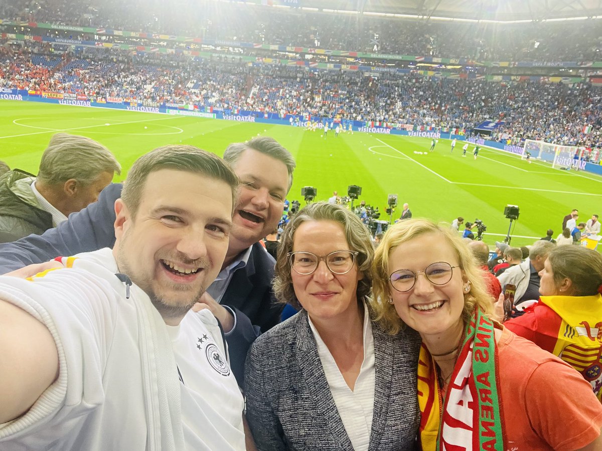 Ina Scharrenbach (@inascharrenbach) on Twitter photo Kult, Kumpel, Königsblau. Engländer aufgepasst! #Gelsenkirchen ist starkes Stück #Heimat in #NRW mit Spitzenstadion u. ehrlichen Menschen. Hier wird Zukunft GEmacht. U.a. mit #GelsenkirchenProjekt bringen Land u. <a href="/_Gelsenkirchen_/">Stadt Gelsenkirchen</a> die städtebauliche Entwicklung ins Rollen. #ESPITA Kult, Kumpel, Königsblau. Engländer aufgepasst! #Gelsenkirchen ist starkes Stück #Heimat in #NRW mit Spitzenstadion u. ehrlichen Menschen. Hier wird Zukunft GEmacht. U.a. mit #GelsenkirchenProjekt bringen Land u. <a href="/_Gelsenkirchen_/">Stadt Gelsenkirchen</a> die städtebauliche Entwicklung ins Rollen. #ESPITA