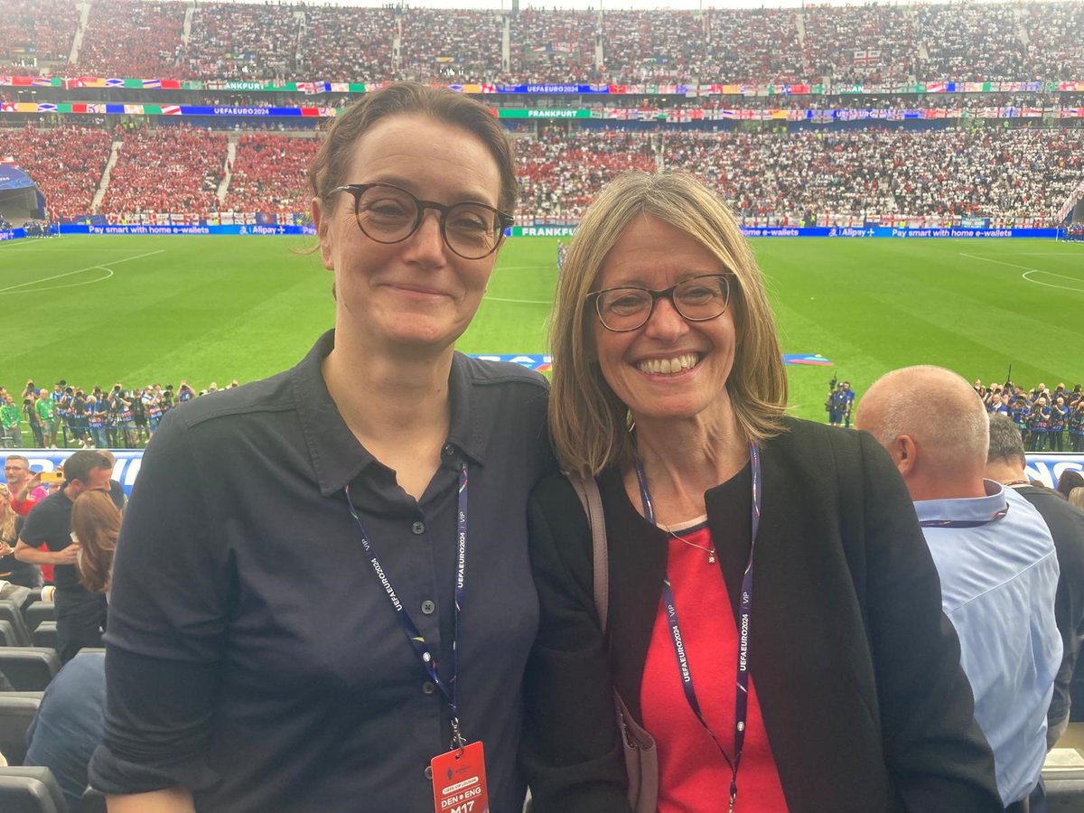 Jill Gallard (@jillgallard) on Twitter photo Wunderbare Atmosphäre im Stadion in #Frankfurt, und ein diplomatisches Ergebnis! Meine dänische Amtskollegin Susanne Hyldelund <a href="/BotschafterDK/">Thomas Østrup Møller</a> und ich freuen uns auf das nächste Match. #DENENG Wunderbare Atmosphäre im Stadion in #Frankfurt, und ein diplomatisches Ergebnis! Meine dänische Amtskollegin Susanne Hyldelund <a href="/BotschafterDK/">Thomas Østrup Møller</a> und ich freuen uns auf das nächste Match. #DENENG