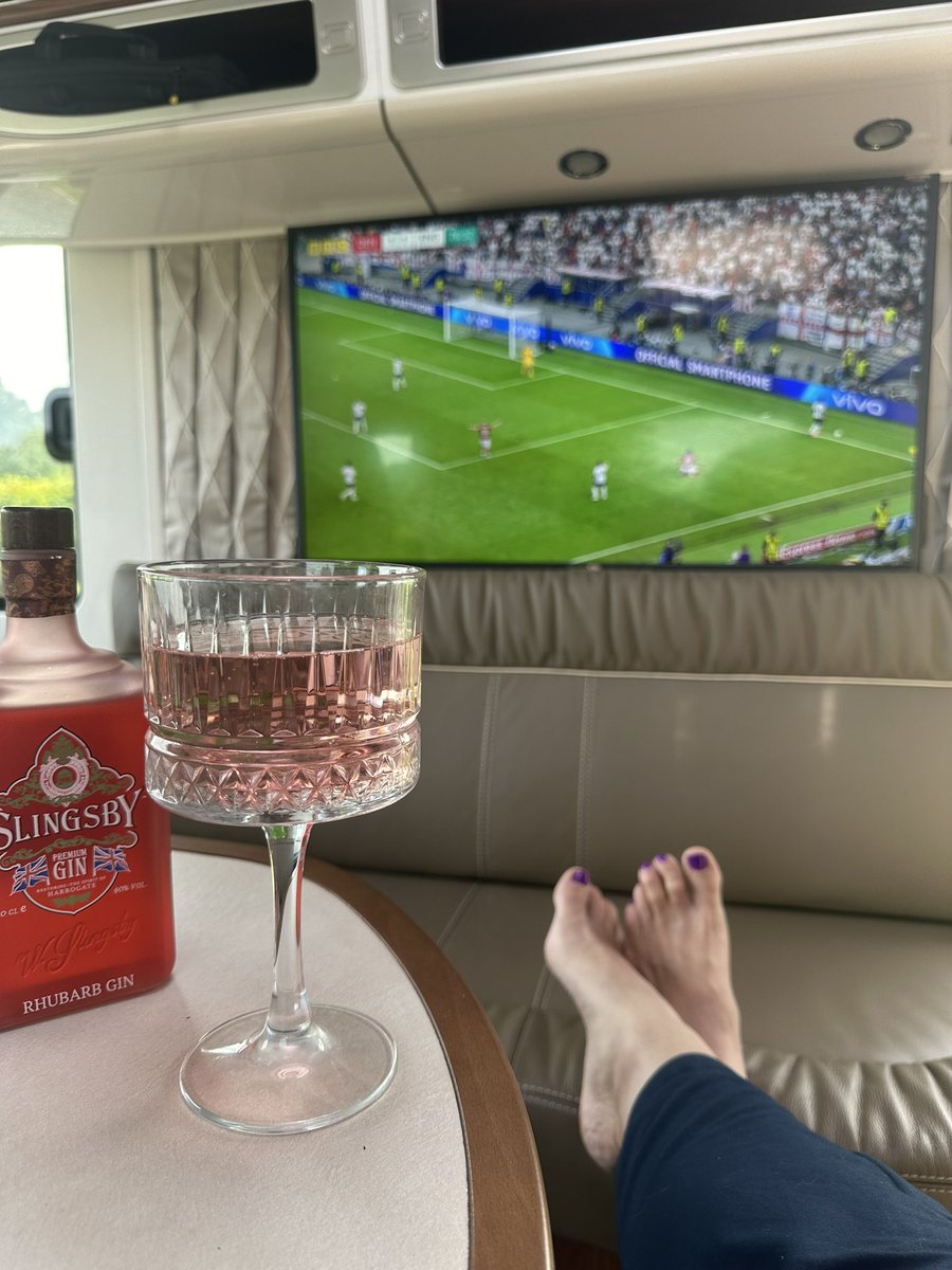 hotstonmoore's tweet image. Team FHM is heading North. First stop Barnard Castle - too late for an eye test but we managed to watch some of the game in this beautiful spot #forensicaccountant