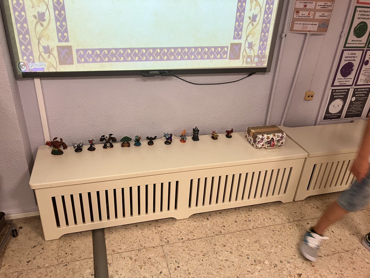 MartinTardio's tweet image. Hoy con 50 estudiantes de 5º CEIP Luis de Morales de Badajoz con un Escape Room tecnológico en una actividad de @CUMe_UEx para enseñar sobre comunicaciones inalámbricas con Arduino + NFC + Skylanders y ambientado en la Reconquista⚔️. Una verdadera locura 🤪