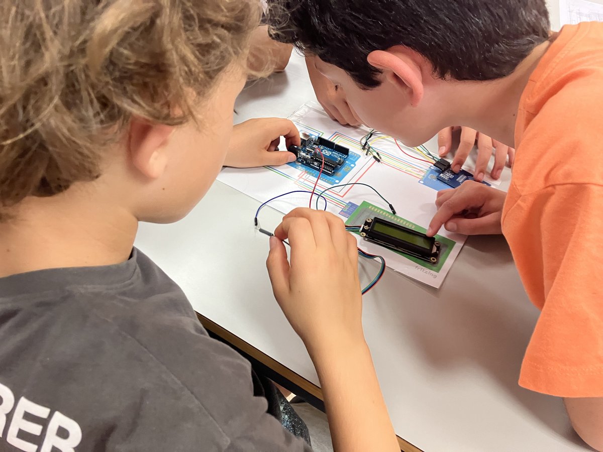 MartinTardio's tweet image. Hoy con 50 estudiantes de 5º CEIP Luis de Morales de Badajoz con un Escape Room tecnológico en una actividad de @CUMe_UEx para enseñar sobre comunicaciones inalámbricas con Arduino + NFC + Skylanders y ambientado en la Reconquista⚔️. Una verdadera locura 🤪