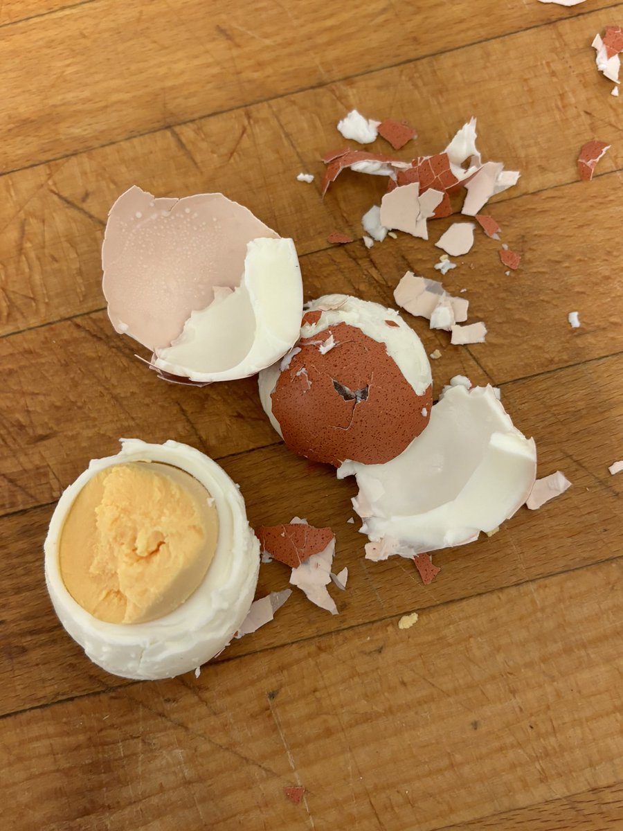 Què ho fa que alguns ous durs se separin de la closca com si res i d’altres s’hi aferrin com un polític al seu càrrec?

No. De debò, algú ho sap?