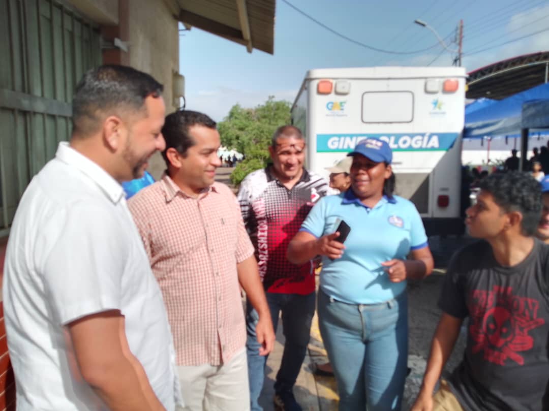 johanyanez85's tweet photo. Hoy acompañamos al Gobernador @MorelRodriguezA a la U.E.E Leonardo Ruiz Pineda en los cocos #Mariño para dar inicio a su rehabilitación y de igual manera asistimos a la jornada del #TrenDeLaSalud en villa Juana #Garcia dónde se atendieron a los vecinos del sector!!
#Clebne https://t.co/bWdOE9wFSd