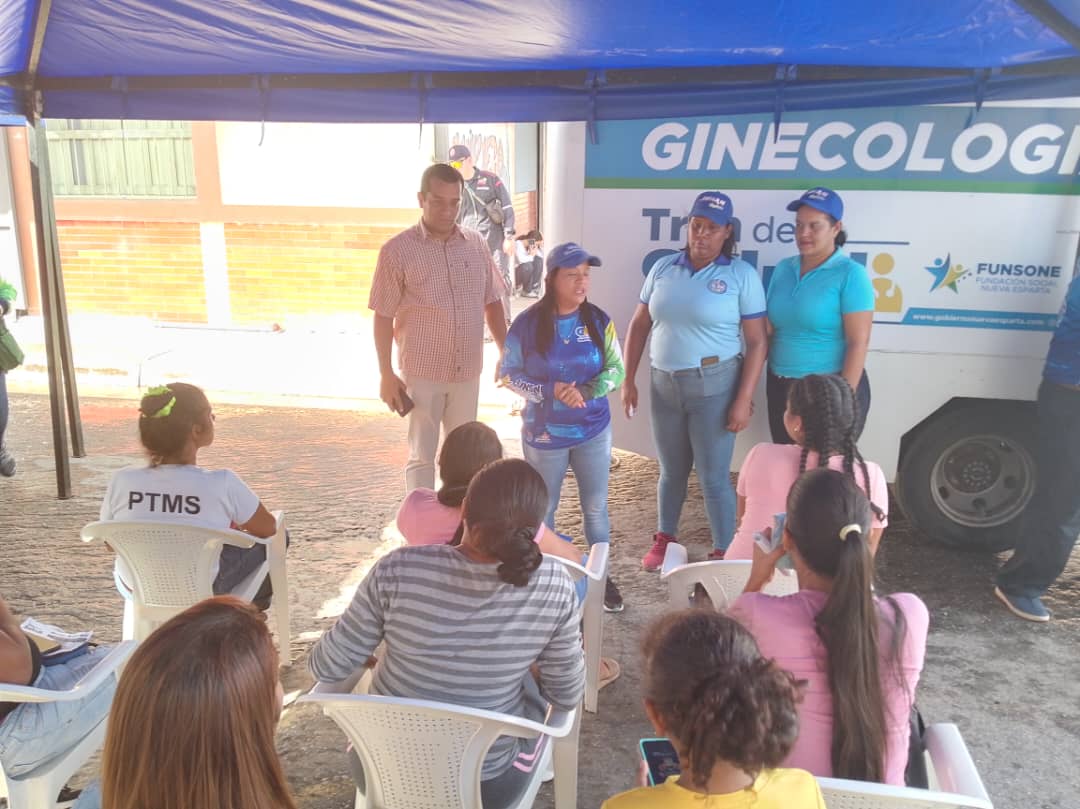 johanyanez85's tweet photo. Hoy acompañamos al Gobernador @MorelRodriguezA a la U.E.E Leonardo Ruiz Pineda en los cocos #Mariño para dar inicio a su rehabilitación y de igual manera asistimos a la jornada del #TrenDeLaSalud en villa Juana #Garcia dónde se atendieron a los vecinos del sector!!
#Clebne https://t.co/bWdOE9wFSd
