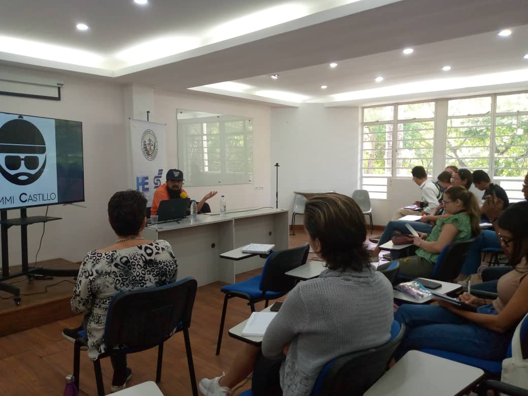#20Junio | Desde la sala Antonio Pasquali de la ECS se lleva a cabo el taller "Comunicación y Contenido Transmedia", impartido por el director de la Agencia Flow Creativa <a href="/YimmiCastillo/">Yimmi E. Castillo A.</a>.