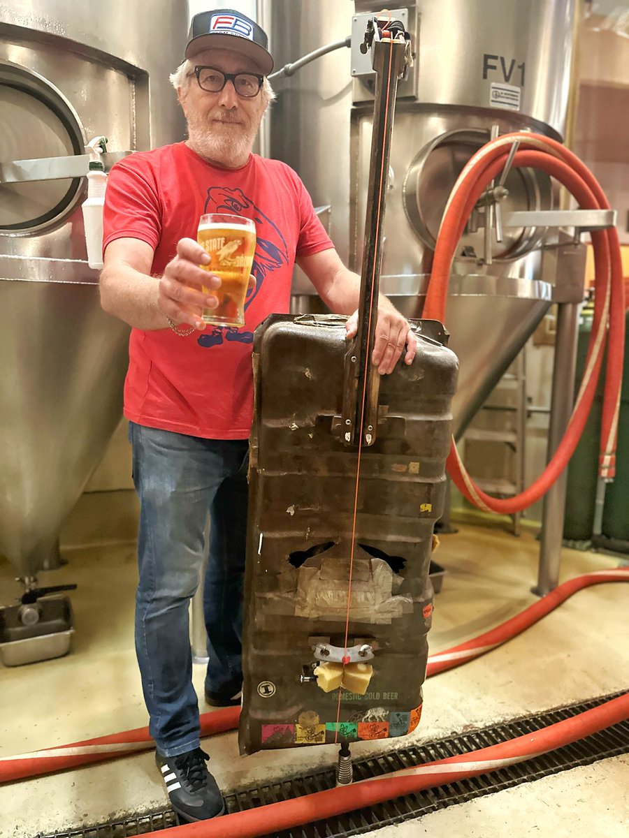 FreeStateBeer's tweet image. 🪕Stitchgiver IPA🪕 

Stitchgiver is the name of the gas tank bass played by Jeff Eaton of Split Lip Rayfield, who will be headlining the Kaw River Roots Festival on Friday night at Abe and Jakes.