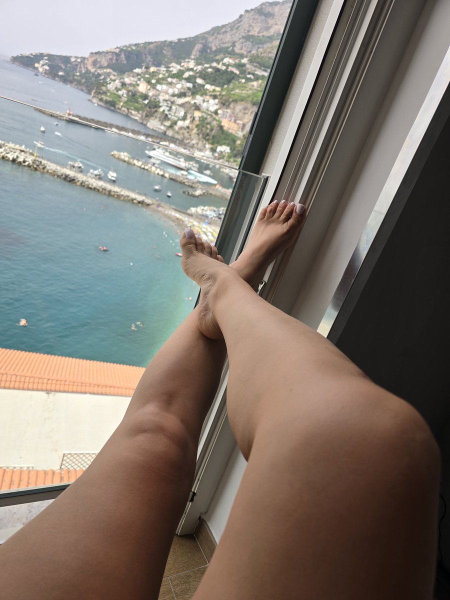 ElonXug's tweet photo. Agusticidad. 🦉🇮🇹🌊📸 #YoTengoAlasdeTecolota #Amalfi #feetlovers https://t.co/WSjzkTewyW