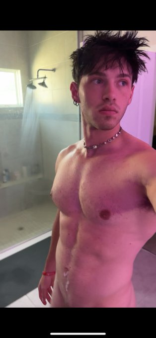 Comment &ldquo;pls&rdquo; if you want me to post this photo but a little lower ;) https://t.co/srJcuobn1q