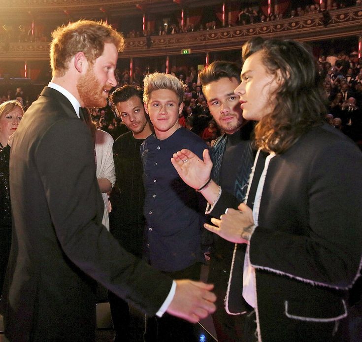 onlythelights_'s tweet photo. Príncipe harry                           Príncipe William
Y al lado un pelirrojo              Y al lado un pelón https://t.co/b4ddtIOwvQ