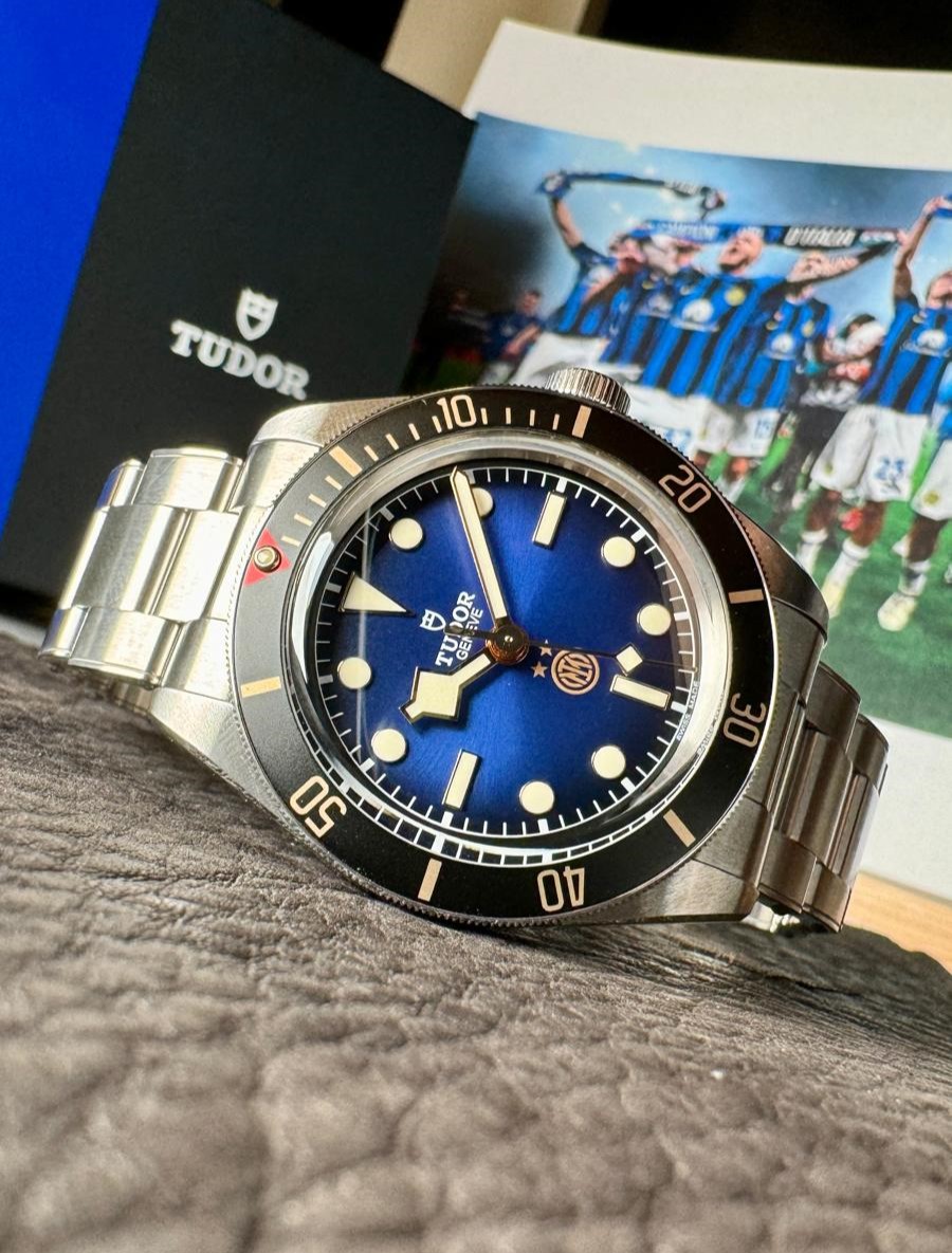 Element_iN_Time's tweet photo. Hot Watch Update 🔥
EiT being one of the firsts in the US to have it!

Limited Black Bay 58 with Inter Milan 39mm Steel

#watches #swissmade #wristwatch #luxurywatch #explore #fyp #watchaddicts #watchoftheday #m79030n

https://t.co/vHgZt3NmG6 https://t.co/p0N9BzgFHE