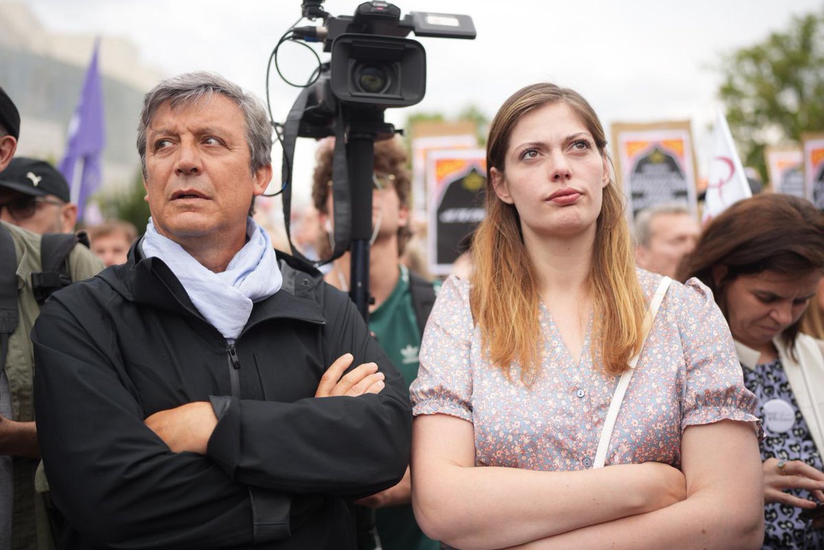 EmmaRafowicz's tweet image. À Bastille ce soir pour dire notre colère à la suite du viol d’une enfant de 12 ans parce que juive. 
Au parlement européen, avec @TheProgressives et @DSFEurope, je serai mobilisée contre l’antisémitisme. 
Non, l’antisémitisme n’est pas résiduel : il viole et il tue.