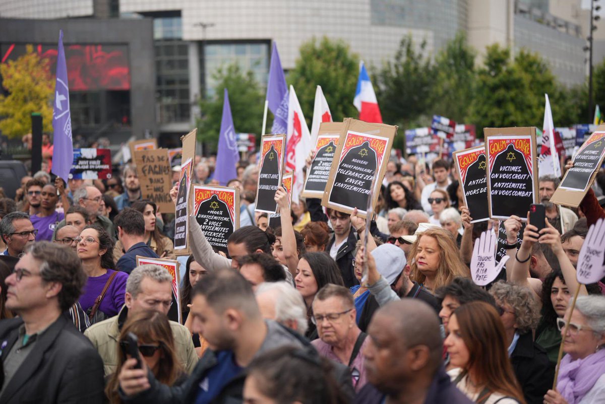 EmmaRafowicz's tweet image. À Bastille ce soir pour dire notre colère à la suite du viol d’une enfant de 12 ans parce que juive. 
Au parlement européen, avec @TheProgressives et @DSFEurope, je serai mobilisée contre l’antisémitisme. 
Non, l’antisémitisme n’est pas résiduel : il viole et il tue.
