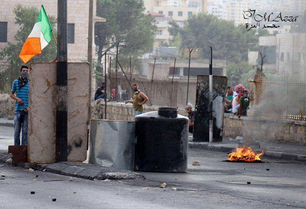 BronzyGuevara's tweet photo. Palestinian Resistance Fighters in Bethlehem errect the Irish Tri- Colour flag on their barricades!

🇵🇸  🇮🇪 https://t.co/bms9sXp7VV