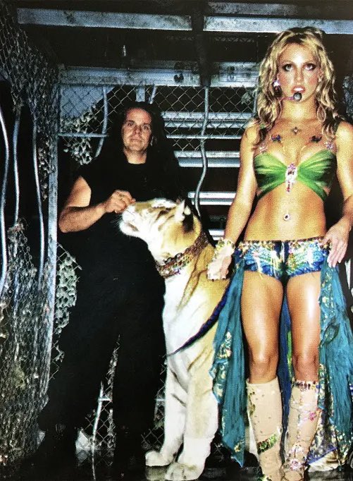 thunderxstorm07's tweet photo. @notgwendalupe britney spears 30 seconds before she went on stage to perform with a bengal tiger and a snake on her shoulders at the 2001 vmas https://t.co/M2kqYzPoai