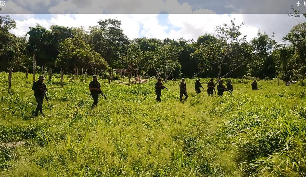 Milicia_ve's tweet photo. La #FANB a través de su @Milicia_B1 intensifica el despliegue de las #URRA en todo el territorio nacional, fortaleciendo el Desarrollo Integral de nuestra Patria, en esta oportunidad mostramos a nuestros combatientes integrantes de la #URRA de Milicia de la ZODI Cojedes, quienes se encuentran desplegados en el Sector de Desarrollo Integral #SEDI Tamanaco, realizando saturación diurna en las adyacencias de este #SEDI.

#SEDIMB

¡Somos Soberanía!
¡Somos Milicia Bolivariana!