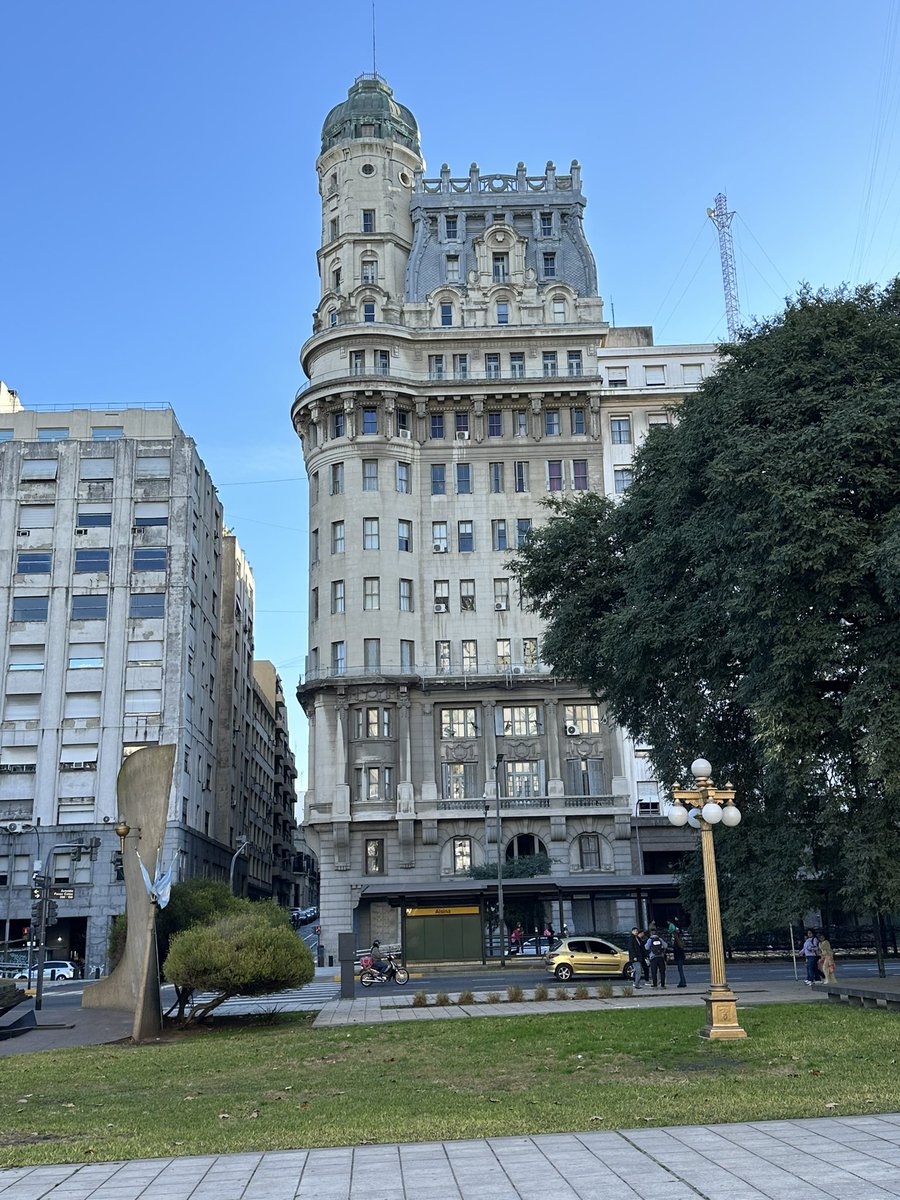 otro legado de la inversión británica en ARG. el edificio de oficinas que construyeron las empresas de trenes en 1910. primer rascacielos de ALC.