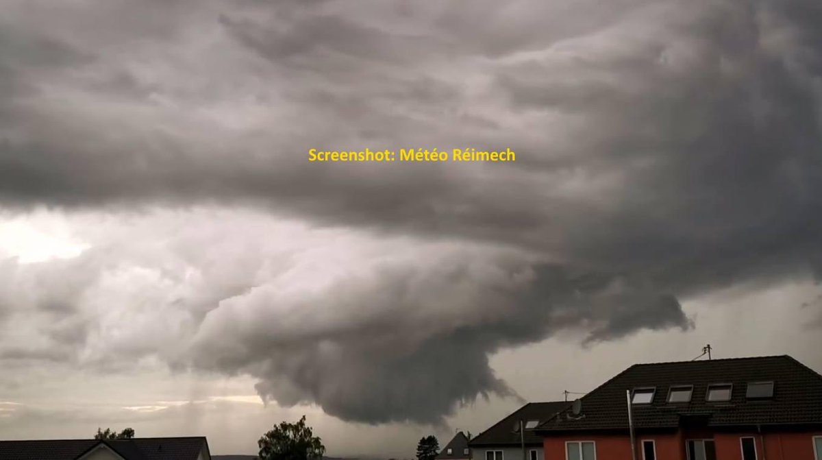 Première: Mir hu virdrun um 18:50 déi alleréischt Kéier eng Tornadowarnung per SkyWatch-Warnsystem erausginn! Dës staark definéiert Wallcloud hung bal um Buedem a war am Raum Ellange ënnerwee. Eng Funnelcloud gouf och beobacht. 

Falls Dir Fotoen oder Videoen hutt, déi eventuell