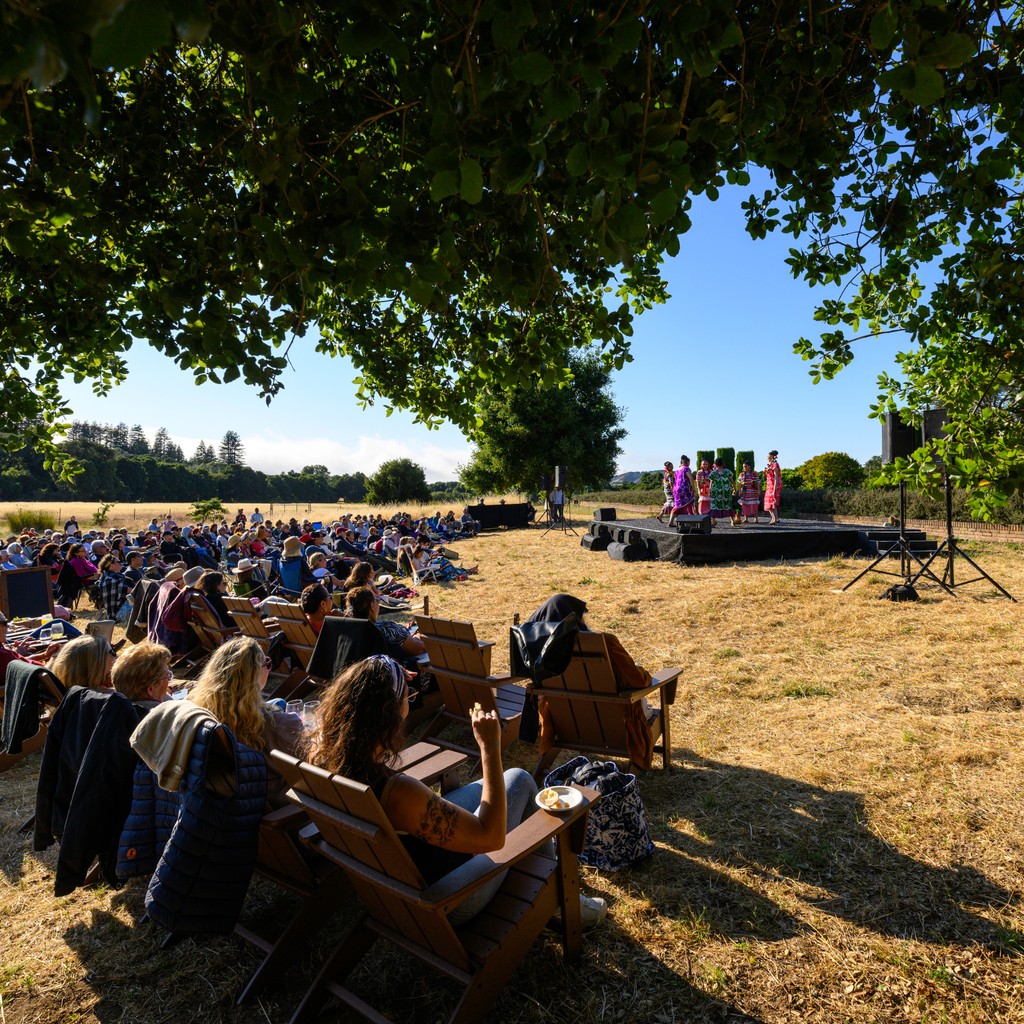 Hello sunshine! Today marks the first day of the summer, and we have an exciting lineup of festivities this season. Check out: 
☀️ Summer Nights at filoli.org/summer-nights
🥾Sunset Hikes at filoli.org/sunset-hikes
🎤 Summer Stage at filoli.org/summer-stage

Photos by Gino de Gre