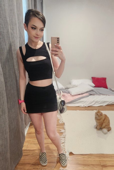 what I wore to set vs. what I wore for the scene 🧡 which jade would you take to dinner? 😉 https://t.<a href="/tag/mvsales"class="tags"><span>#mvsales</span></a>