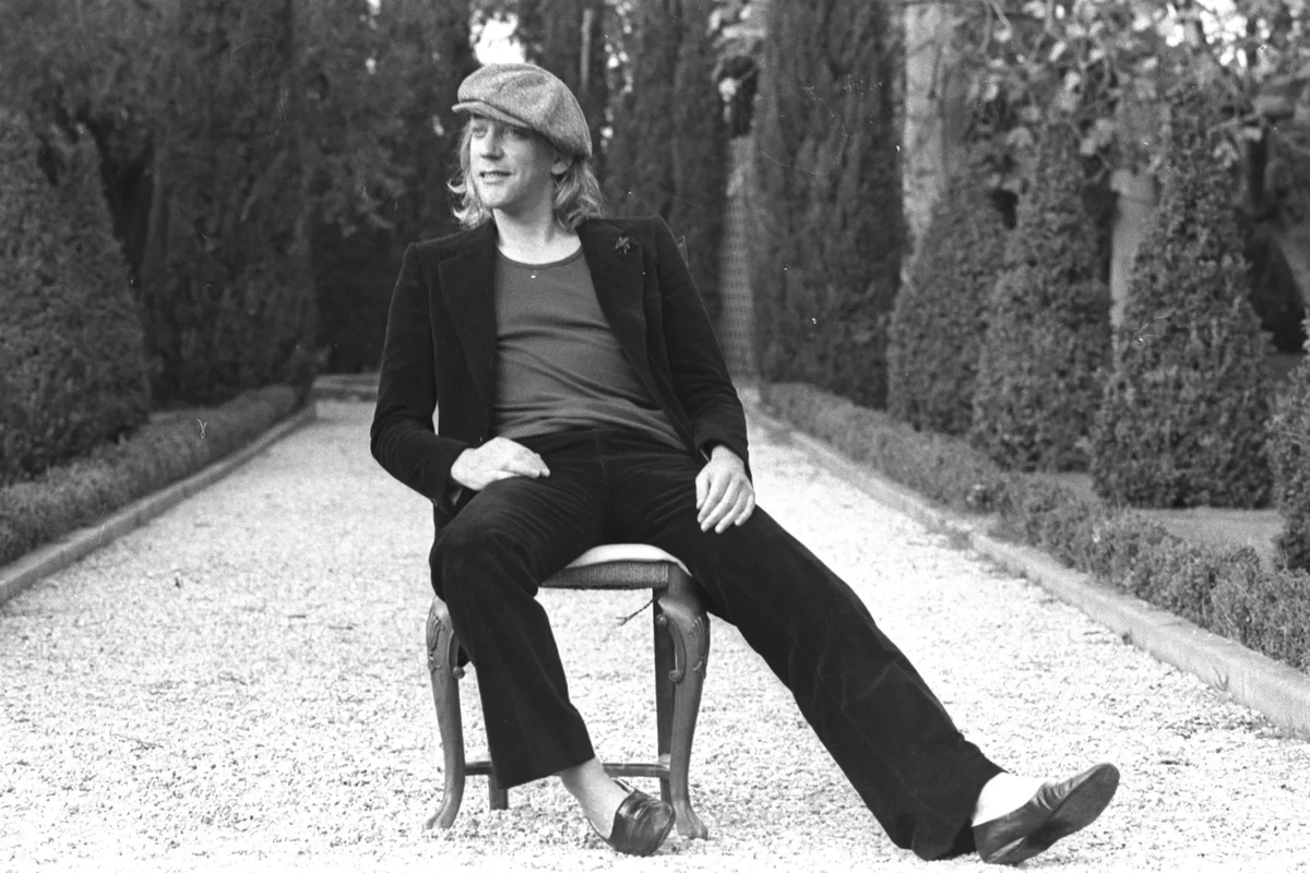 RollingStone's tweet image. Donald Sutherland, a beloved film presence for more than 50 years whose warm, rich voice was as distinctive as the regal bearing he brought to so many of his roles, has died at the age of 88.

More on his life and legacy: rollingstone.com/tv-movies/tv-m…