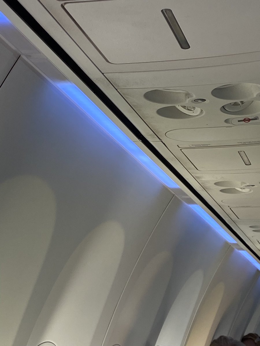 skavci's tweet photo. @SunExpress bu uçakların pisliği nedir böyle ??? O kadar bilet parası alıyorsunuz, fazla kg başına 10 EUR istiyorsunuz ama gerçekten hak etmiyorsunuz. https://t.co/phc97YVAtR
