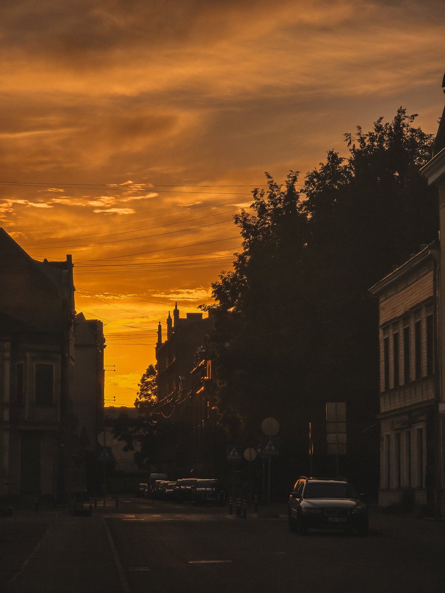 Braucot ar velo mājās, neplānoti iebraucu veikalā. Vienā rokā turot pirkumus, braucot zem liepām, man uz brīdi likās, ka man atkal ir 16. Bet varbūt man ir 16, tikai laiks neprātīgi steidzas.