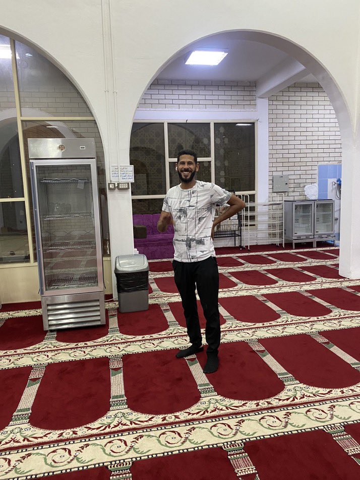 تعطل تكيف المسجد ودقو على اكثر من فني محد ياهم بحجة انهم مشغولين المهم مالكم بالطويله 
دقو على هذا الشخص الي في الصوره بس علم ان تكيف المسجد خربان ترك عمله وصلح التكيف ورفض ياخذ فلوس .. 
اي شخص عنده مشكله في التكيف يتواصل مع هذا الرجل المحترم . 
بومحمد
 ٩٩٢٢٣٦٧٩