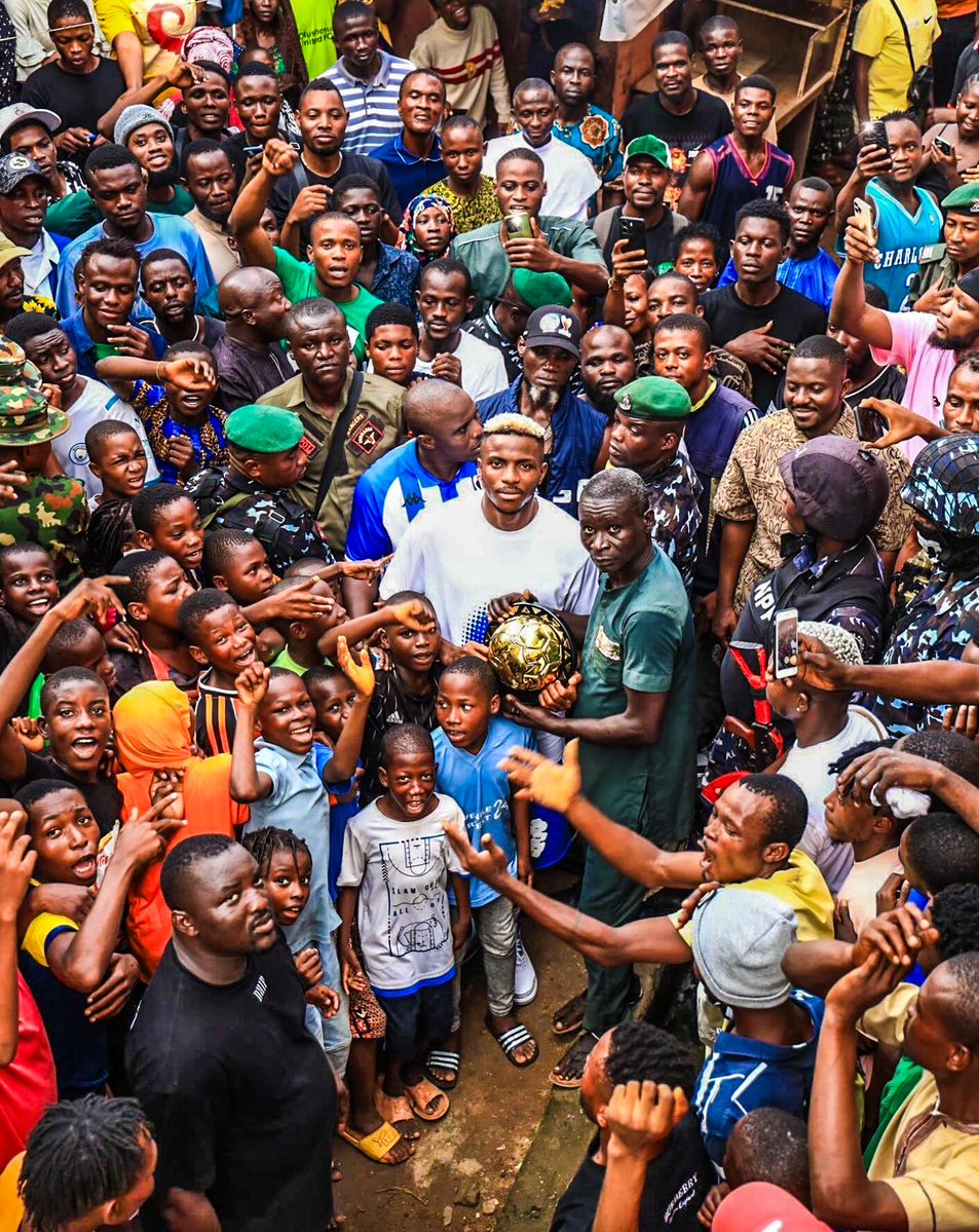 OficialSala12's tweet image. Victor Osimhen visitando a escola em que estudou.

Que foto! 🇳🇬