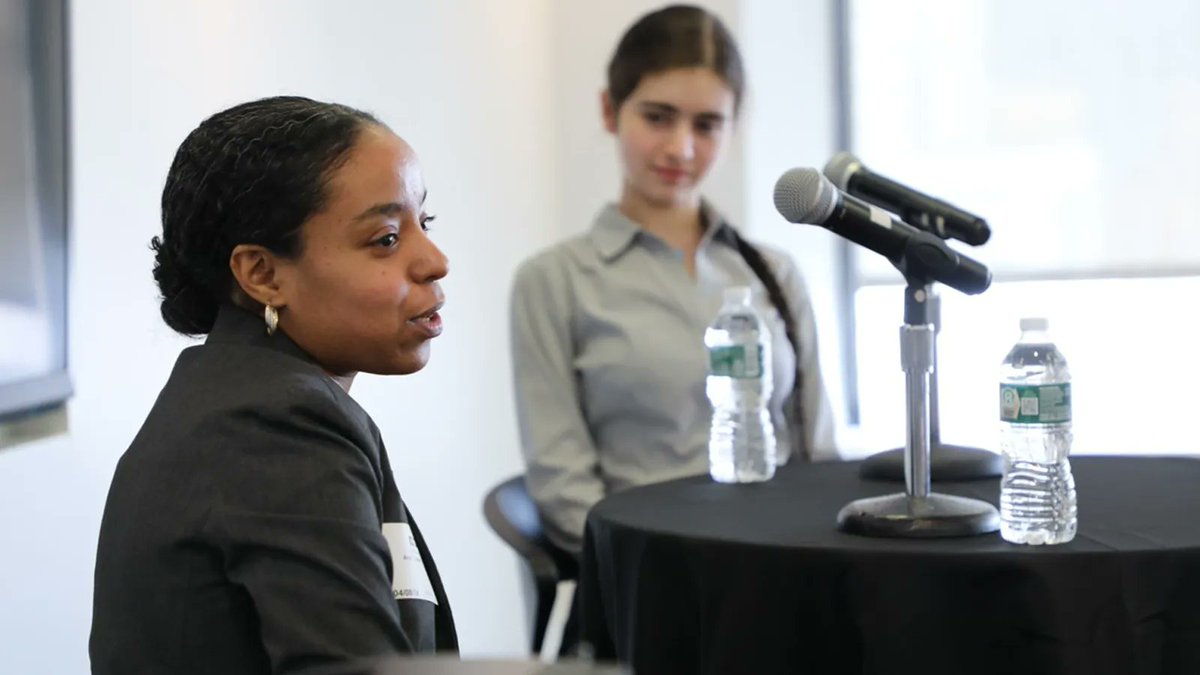 Hunter_College's tweet image. Thanks to @Hunter_College alum Amal El Bakhar MHC ’11, partner @Kirkland_Ellis, for returning to campus to address our #prelaw students. More: hunter.cuny.edu/news/new-big-l…