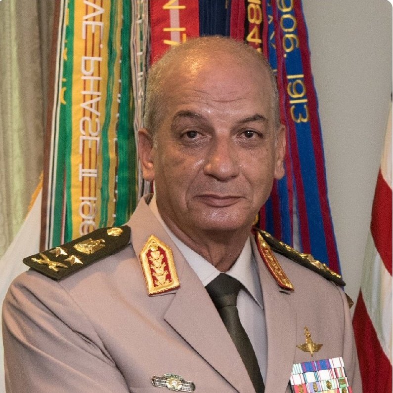 هذا المجرم هو من قام بالاعتداء الجسدي على #الرئيس_محمد_مرسي في قصر الاتحادية 
و تسليم مصر للعميل الصهيوني
#السيسي_ابن_مليكة_تيتاني_اليهودية 
#المكسيكي_غدر_بيكي_يمصر