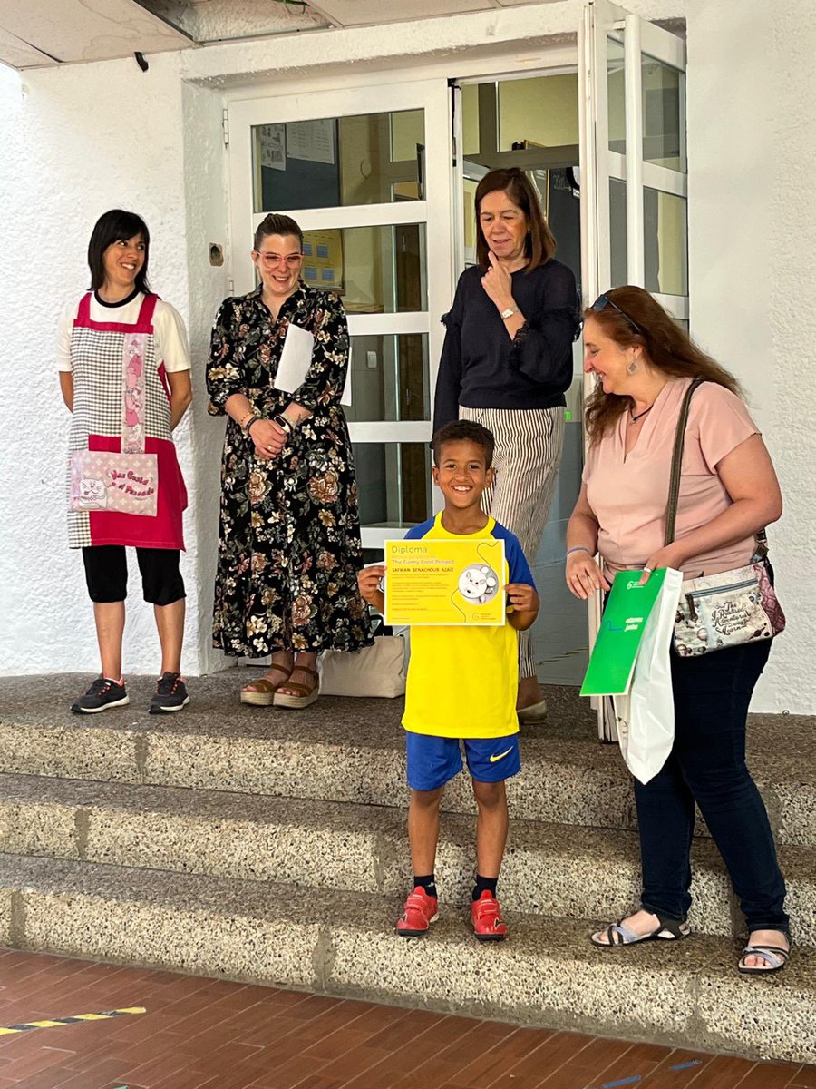 ceipdeagreda's tweet photo. Durante este curso dentro del Pie Escuelas Saludables, hemos llevado a acabo distintos retos desde la Asociación Española Contra el Cancer. El lunes vinieron a entregar el premio al ganador de las meriendas saludables. Enhorabuena Safwan!! @educacyl @CFIEdeSoria @ContraCancerEs https://t.co/nn2YyJapCl