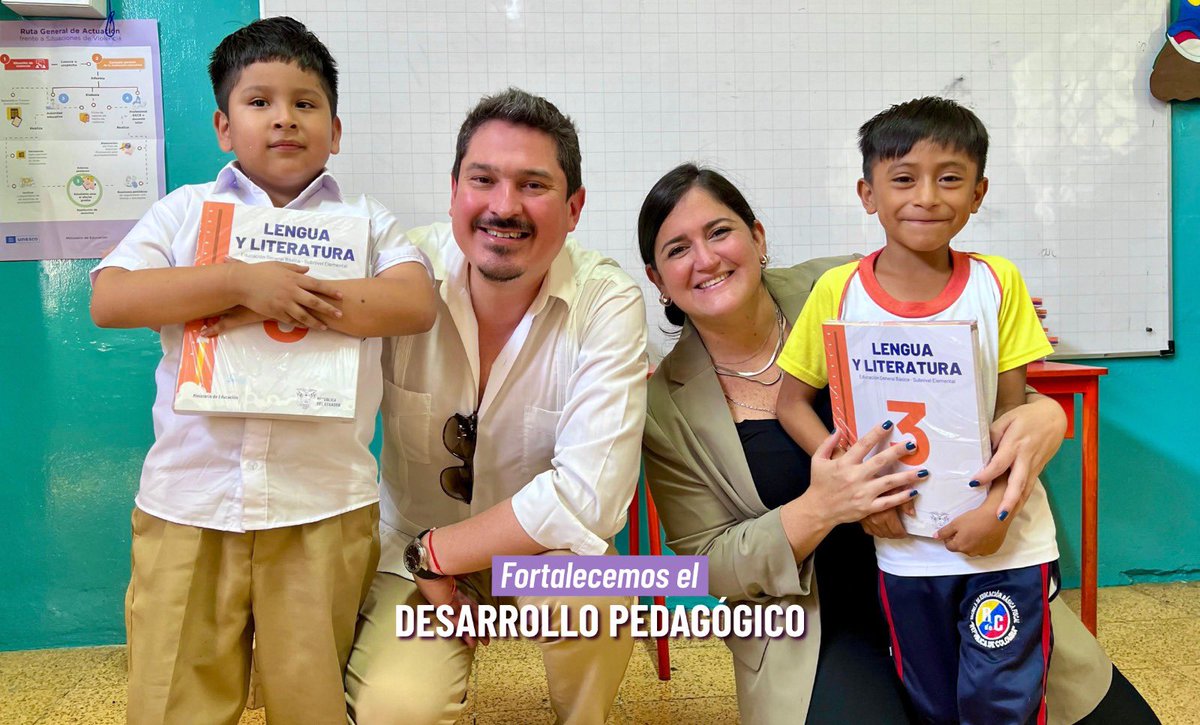 Educacion_Ec's tweet photo. [GUAYAQUIL] Con acciones concretas fortalecemos el desarrollo pedagógico de nuestras niñas, niños y adolescentes. 👧🏻🧒🏻 

El ministro (s) @JrSando81, entregó raciones de alimentación escolar 🥛🍪 y textos escolares 📚 a estudiantes de la Escuela de Educación Básica Fiscal República de Colombia.

Además, visitó la Unidad Educativa Especializada Manuela Espejo, donde dialogó con los padres de familia y atendió de primera mano sus necesidades y requerimientos, también conoció sus proyectos de emprendimiento de productos de higiene personal y limpieza del hogar.   

¡#ElNuevoEcuadorResuelve con educación! 

#ResolvemosConEducación