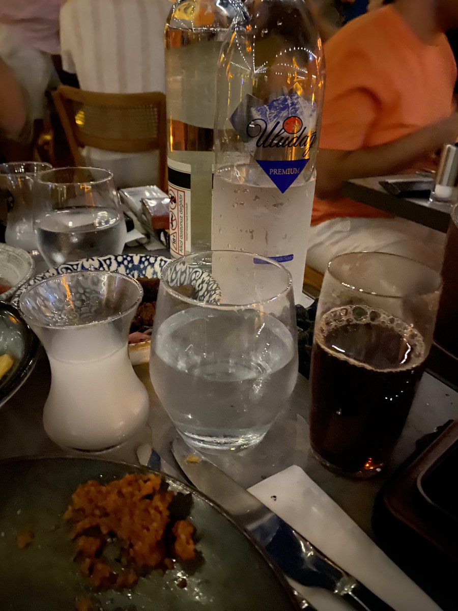 AtakanERDEM07's tweet photo. Süper bi mekandayım çay bardağında rakı rakı bardağında çay veriyorlar. https://t.co/aM7x8TI89h