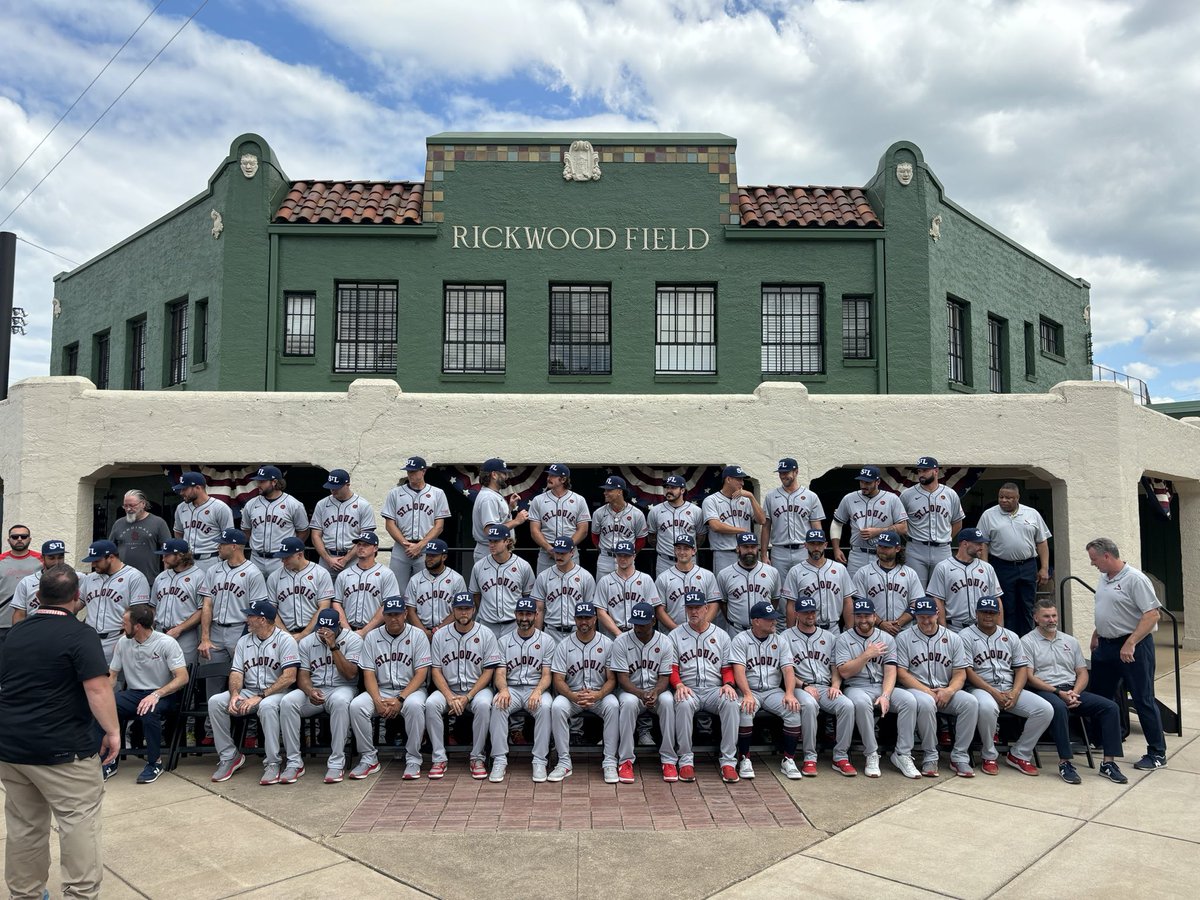 congdonsation's tweet photo. The San Francisco Giants and St. Louis Cardinals take their official team photos outside of historic Rickwood Field in Birmingham. @abc3340 https://t.co/Gag2xAtBwO