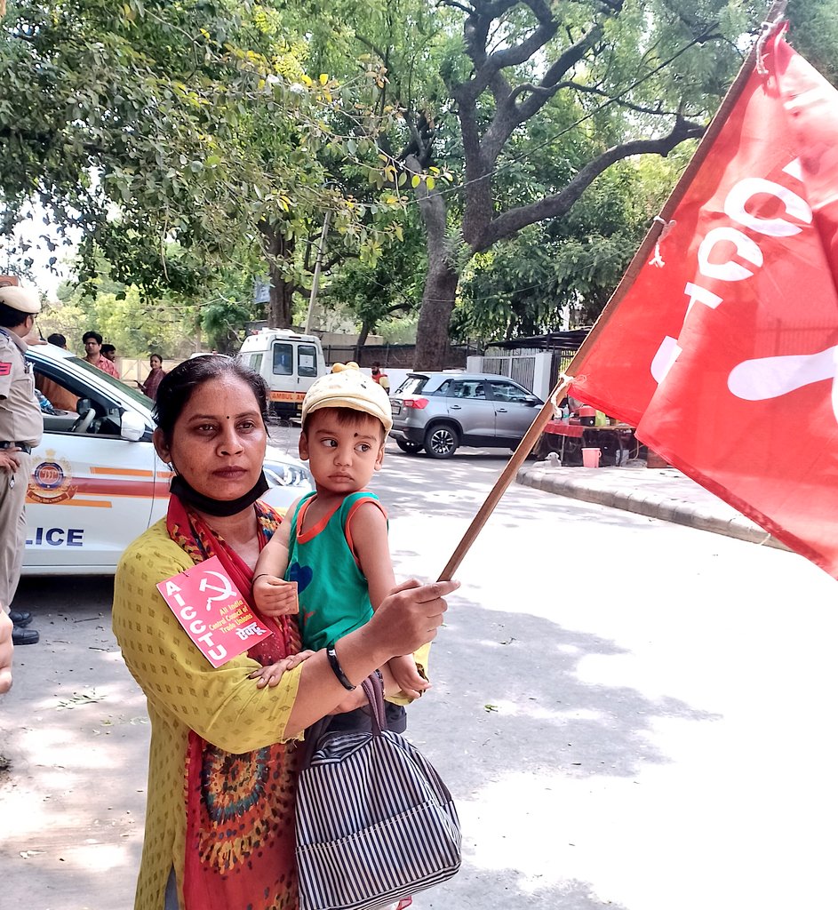 harrrrrsh's tweet photo. The @ake_union, affiliated to @AICCTU_tweets, along with the Joint Trade Union Forum, protested in front of Delhi Labor Commissioner's Office against the exploitation of app employees in the scorching heat.

@AICCTUhq @AICCTU_tweets

#heatwave #DelhiHeatwave #Delhi https://t.co/ysGmxLQC44
