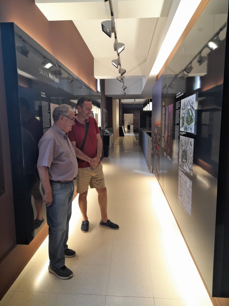 Ell material gràfic complementa el fons i la visita acompanyada al MAU, on a través de la geografia urbana i humana descobrim el relat què explica la gènesi de les urbs i la de l'Almacelles del segle XVIII.