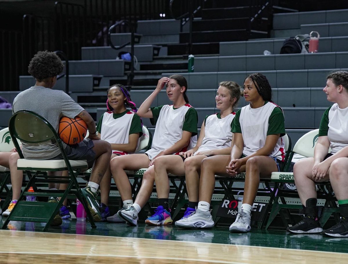 MSU_WBasketball's tweet photo. Thank you campers for all of your energy &amp; hard work that made for such an amazing week of camp! 

Most importantly, thank you for keeping the joy in the game of basketball!💚🤍

#GoGreen https://t.co/B97zPrxLw1