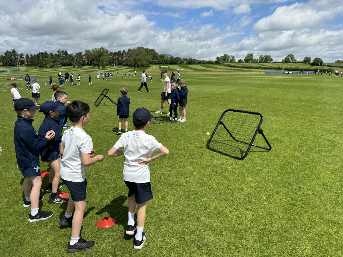 ChoristerSport's tweet photo. Thank you @barneysport for hosting an excellent afternoon of Cricket! The children loved it! https://t.co/w6ZxE15Q6g